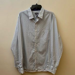 Van Heusen Men’s Long Sleeve Dress Shirt. White w/ Black & Blue Design. Size XL